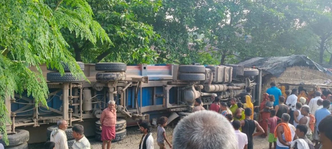 नौगचिया में भीषण हादसा: घर पर चढ़ा रेत से भरा ट्रक, 3 की मौत और 7 घायल