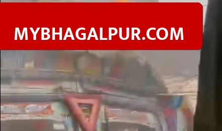 Nathnagar में बिजली विभाग की लापरवाही से बड़ा हादसा, झूलते तार से टकराकर जल गई Tata Truck