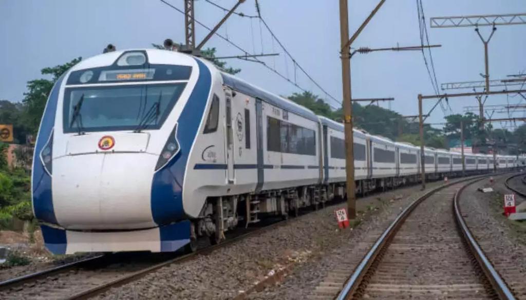 पटना: वंदे भारत एक्सप्रेस में यात्रियों को मिलेगा स्थानीय व्यंजनों का स्वाद, चंपारण पनीर और चिकन की विशेष पेशकश।