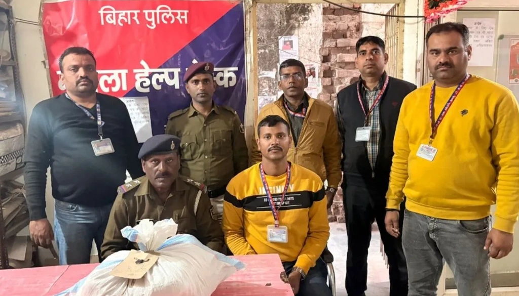 गया जंक्शन पर रेलवे सुरक्षा ने Howrah-New Delhi एक्सप्रेस से 4.8 किलो गांजा किया जब्त, मामला दर्ज