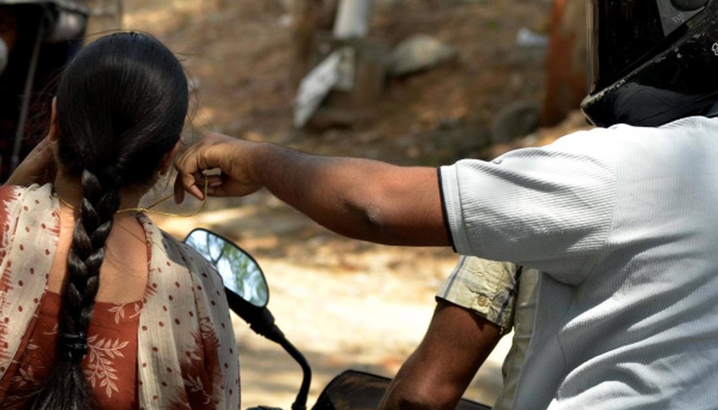 बेतिया में महिला से लूट के 24 घंटे के भीतर दो आरोपी गिरफ्तार, 31,500 रुपये और गांजा बरामद