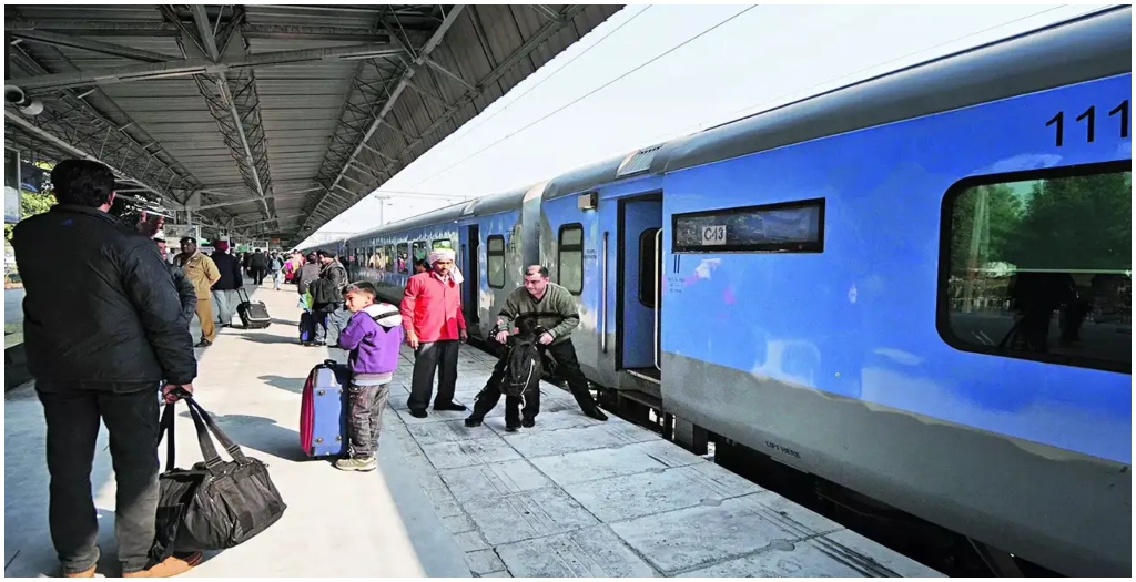 पटना में हवाई उड़ानों में रुकावट के कारण रेल यात्रा में तेजी, विशेष ट्रेनें और अतिरिक्त कोच बढ़ाए गए