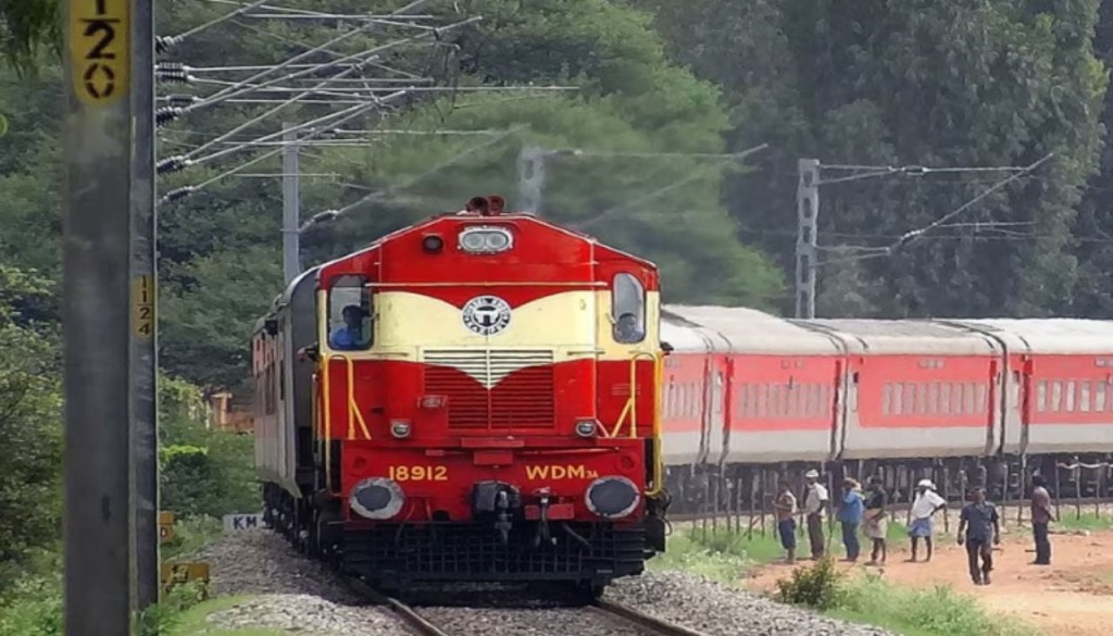 पटना से दिल्ली के लिए विशेष ट्रेनों की घोषणा, IndiGo की उड़ानों में हो रही है बाधा
