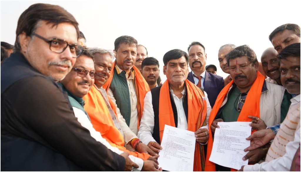 पटना के धवलपुरा में कृषि मंत्री ने किसानों की समस्याओं के समाधान के लिए ठोस कदम उठाने का आश्वासन दिया।
