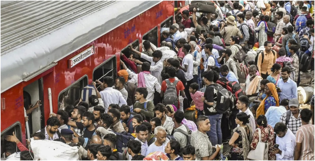 बिहार चुनाव के बाद फिर शुरू हुआ प्रवासी मजदूरों का पलायन, 77.6 लाख लोग निकले काम की तलाश में