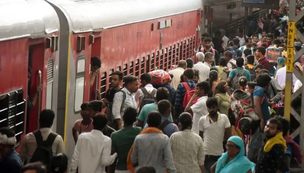 बिहार विधानसभा चुनाव के बाद यात्रियों की भीड़ से पटना, मुजफ्फरपुर समेत कई रेलवे स्टेशनों पर संकट बढ़ा