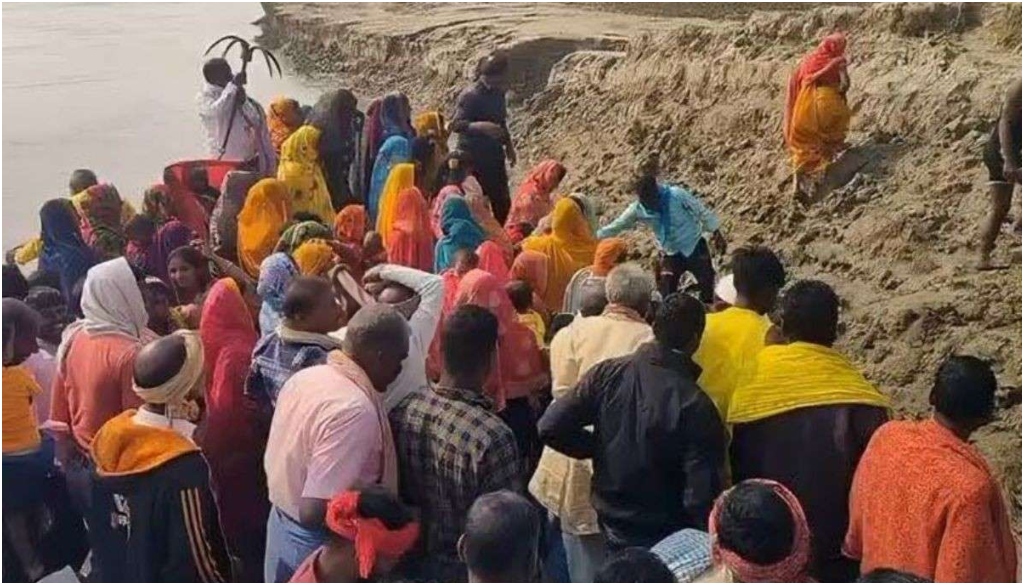 भagalpur: बिहपुर विधानसभा क्षेत्र में वोट डालने के लिए ग्रामीणों ने नदियाँ और कीचड़ पार किए, लोकतंत्र की मजबूती का प्रतीक।