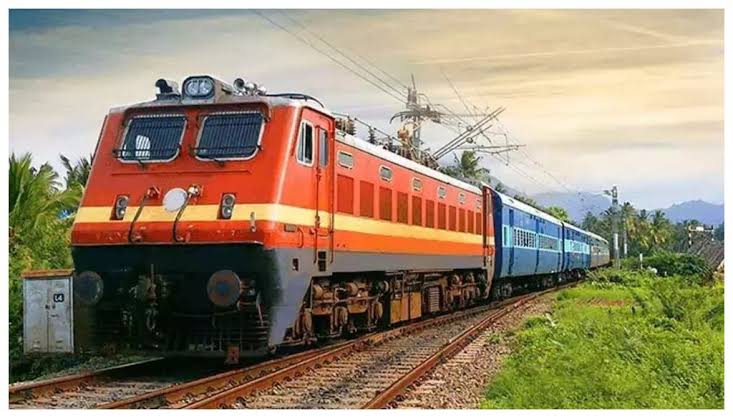 पटना में छठ पूजा 2025 के लिए भारतीय रेलवे ने यात्रियों की भीड़ को संभालने के लिए आठ विशेष ट्रेनें चलाने की घोषणा की।