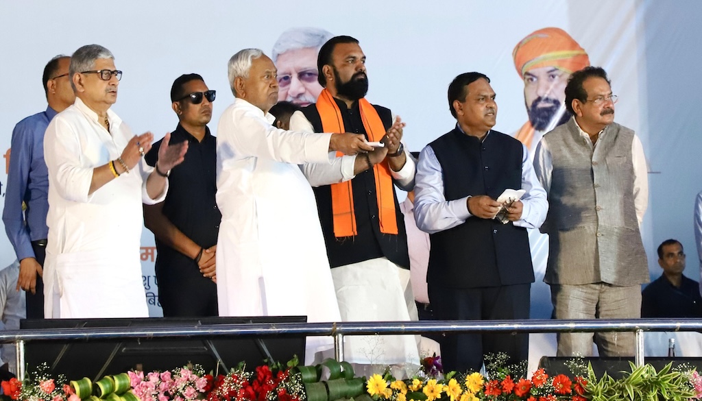 मुंगेर में नीतीश कुमार ने 13,000 करोड़ रुपये की 15 विकास परियोजनाओं का शिलान्यास किया, नई दिशा में बढ़ेगा विकास।
