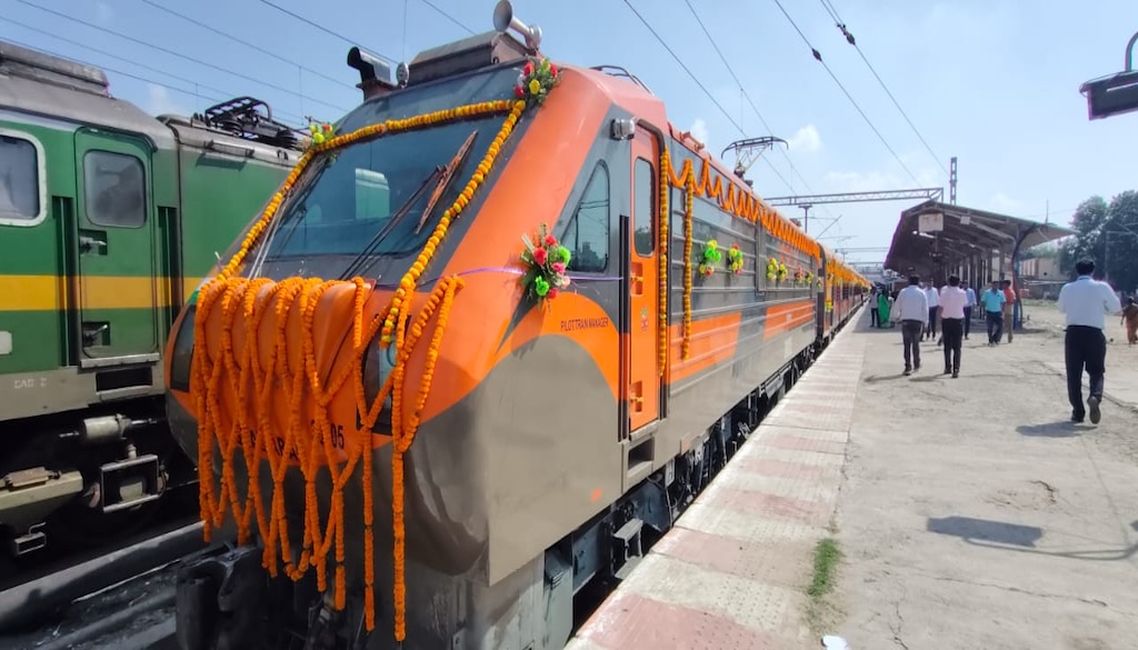 गोपालगंज में पहली अमृत भारत एक्सप्रेस ट्रेन का शुभारंभ, दिल्ली के लिए रवाना हुई थावे जंक्शन से