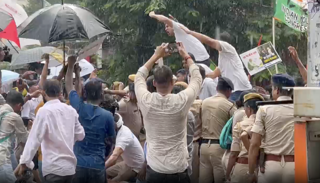 पटना में युवा कांग्रेस का अडानी ग्रुप के खिलाफ प्रदर्शन, पुलिस के साथ हुई झड़पें