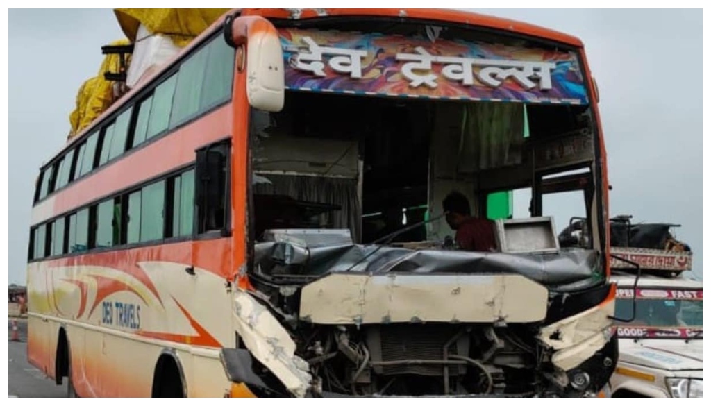 झंझारपुर में पटना से त्रिवेणीगंज जा रही बस की कंटेनर से टक्कर, कई यात्री घायल