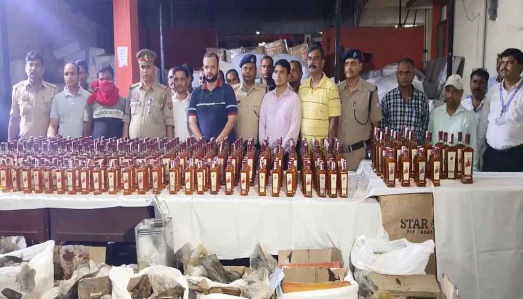 बिहार चुनाव से पहले वाराणसी रेलवे स्टेशन पर शराब की तस्करी का बड़ा खुलासा, 32 कैनिस्टर्स जब्त