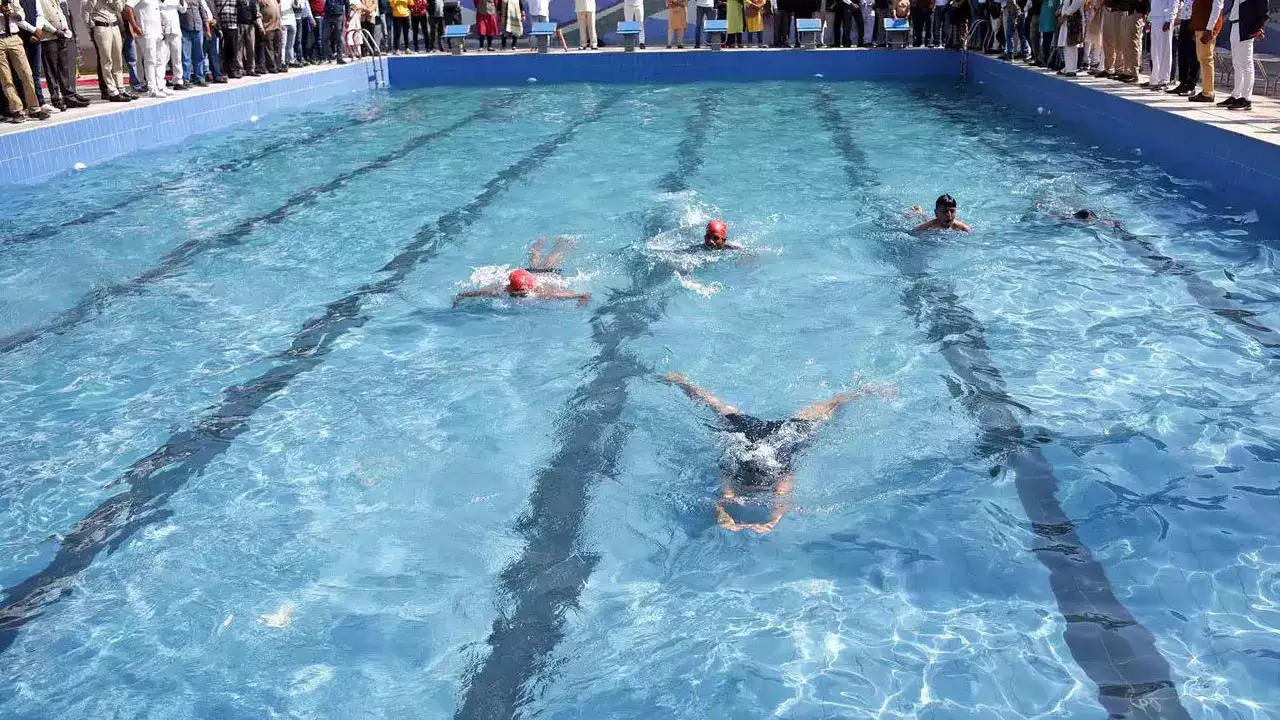 भागलपुर शहर के बीचो बीच उपलब्ध हैं साल भर चलने वाला Swimming Pool. सैंडिस में जा कर लेना होगा एडमिशन