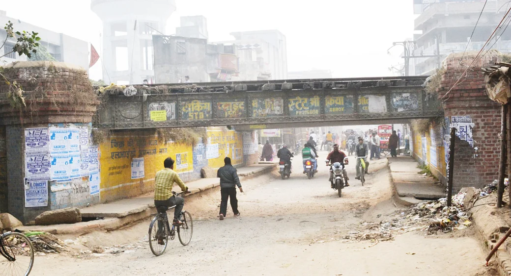 भोलानाथ फ्लाइओवर ब्रिज पर बढ़ा लोगों का आक्रोश, लोकसभा चुनाव में वोट न देने की घोषणा