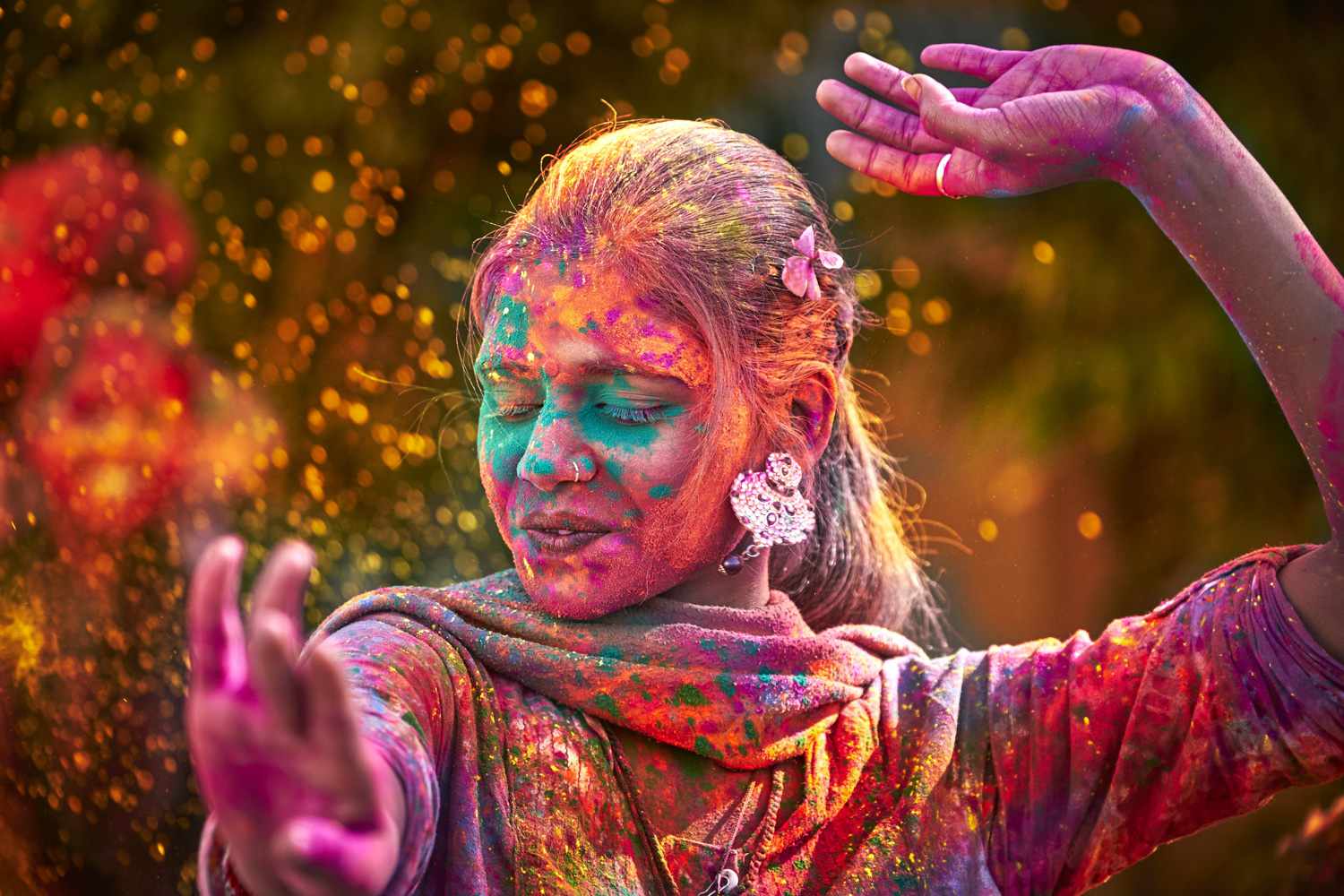 Holi Special : इस गांव में दो बार मनाई गई होली, रंगों की जगह किया जाता है इस चीज का उपयोग