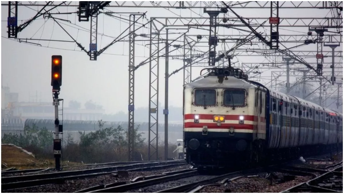 Bihar Rail News : घने कोहरे से ट्रेन प्रभावित, पूर्वा एक्सप्रेस-वंदेभारत एक्सप्रेस सहित दर्जनभर ट्रेनें रद्द