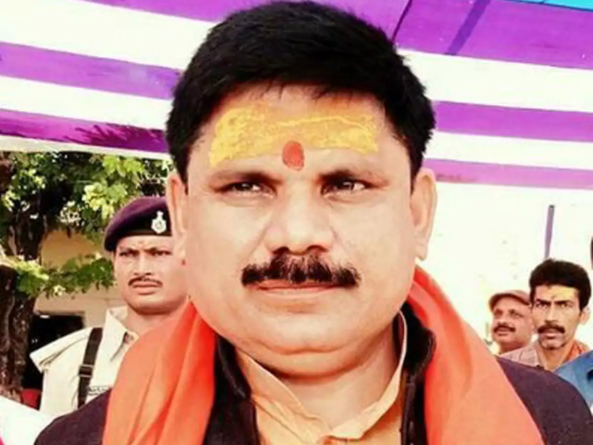 भाजपा सांसद सतीश चंद्र दुबे के साथ सड़क दुर्घटना. Car को काटकर निकालना पड़ा आदमियों को.
