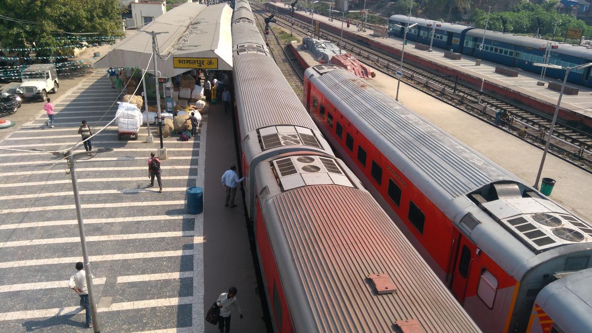 भागलपुर जंक्शन से देसी नहीं विदेशी दारू के खेप के साथ गिरफ्तार हुआ बादल