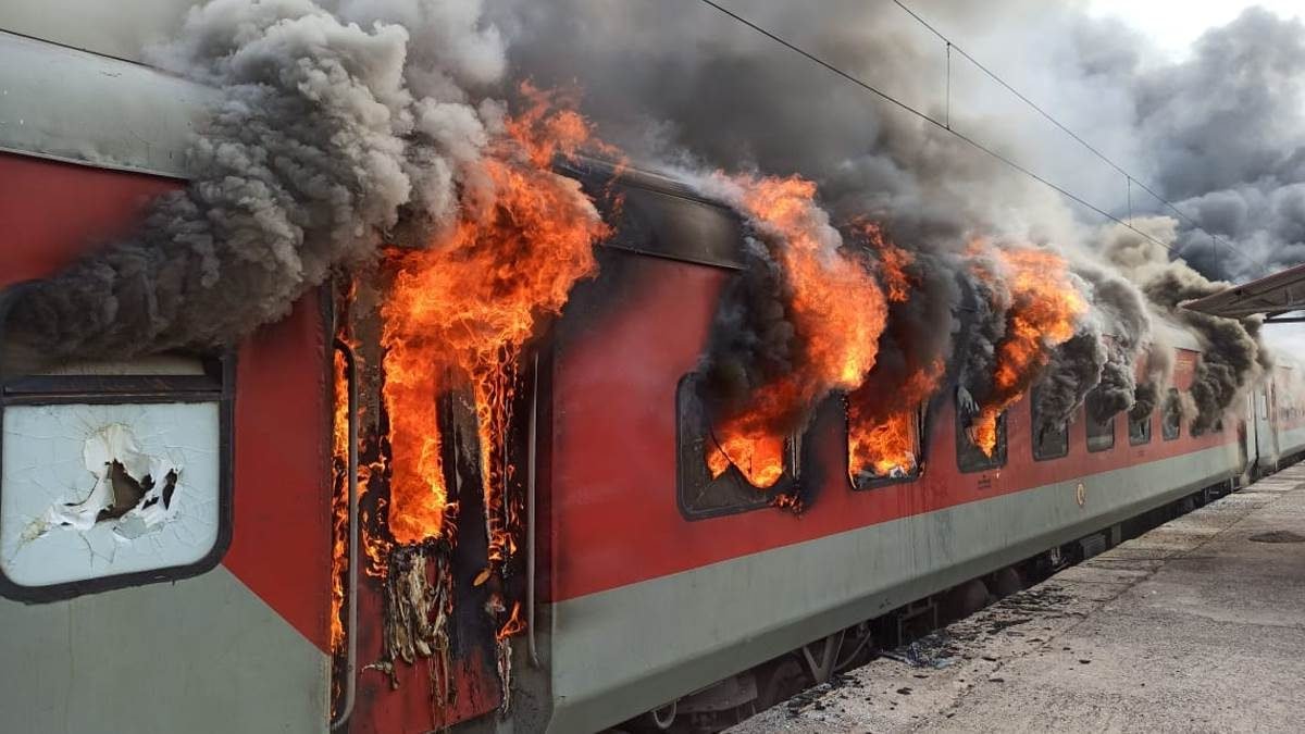 विक्रमशिला समेत 5 मुख्य ट्रेन आग के हवाले, भागलपुर, पटना समेत कई रेलखंड पर परिचालन ठप