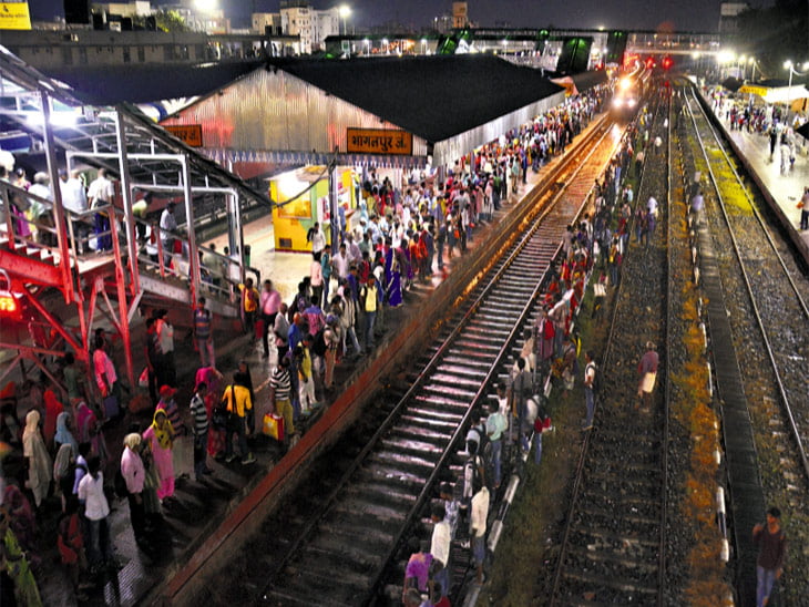 भागलपुर रेल लाइन पर एक चिड़िया ने लगाया घंटे भर का ब्लॉक, 25 हज़ार वोल्ट तार पर गिरा दी टुकड़ा