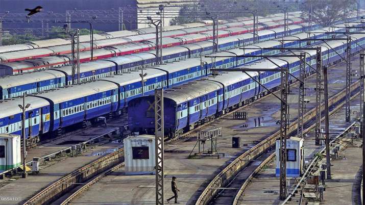 भागलपुर पटना रेल मार्ग बाधित, बड़हिया के चलते दर्जन भर ट्रेन रद्द, 40 ट्रेन का रूट बदला गया