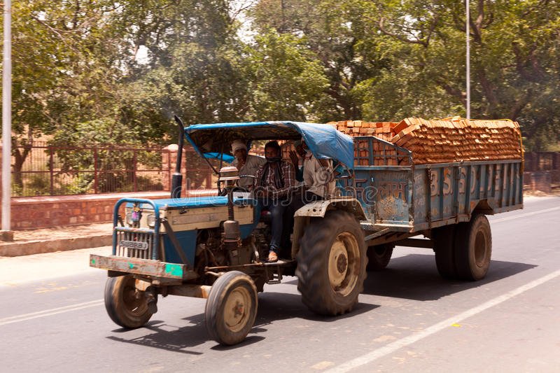 घर बनाना हुआ महँगा, लाल ईंट पर बढ़ गया GST, 1 अप्रैल से सारे जगह महँगा हुआ ईंटा, नया रेट जानिए