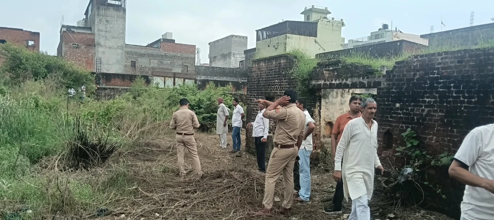 मोरना में कीमती जमीन पर दो पक्षों के बीच छिड़ी जंग, कोर्ट ने किया निरीक्षण
