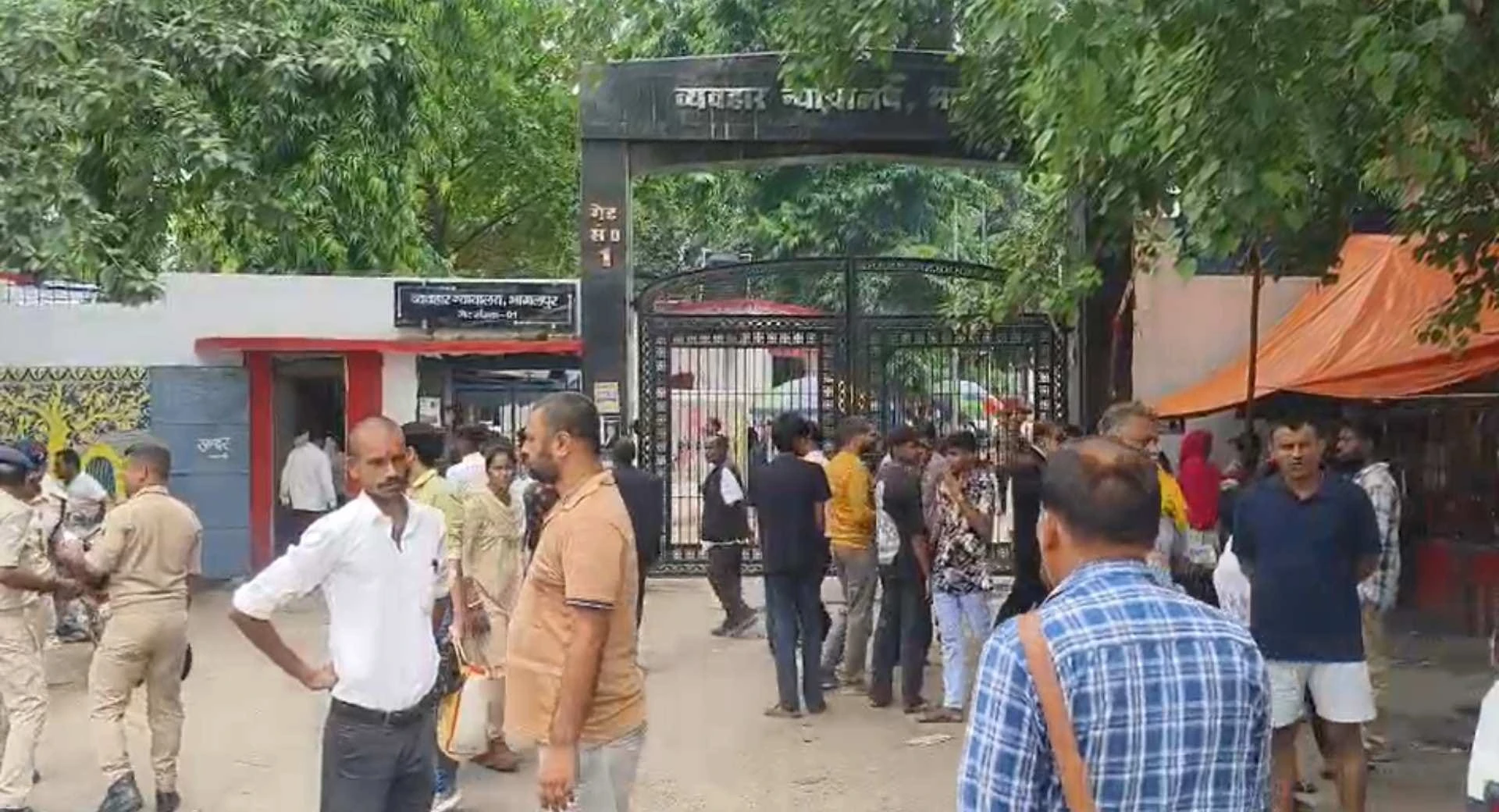 भागलपुर: 13 साल से फरार वकील को पुलिस ने पकड़ा, गिरफ्तारी के तरीके पर बढ़ा हंगामा