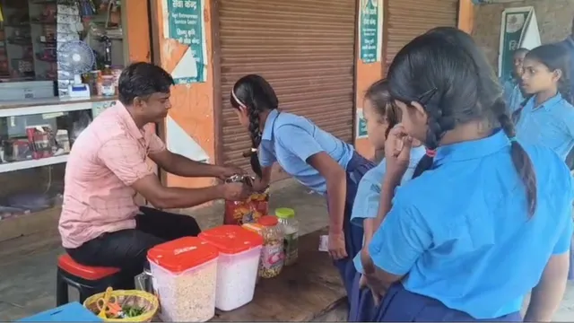 भागलपुर के शारीरिक शिक्षकों का बुरा हाल: 4 महीने से नहीं मिला मानदेय, पेट भरने को बेच रहे झालमुरी
