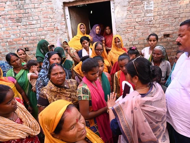 अनाथ बहनों से मिलीं मंत्री विजय लक्ष्मी गौतम, दिया मदद का भरोसा