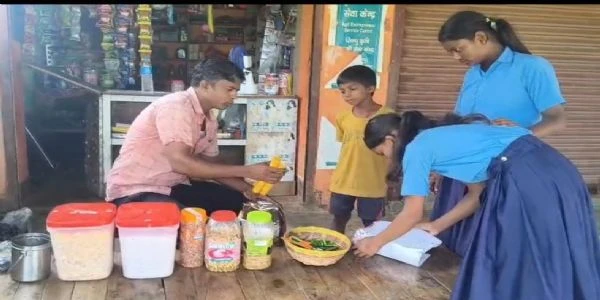 बच्चों को पीटी सिखाने वाले गुरुजी स्कूल के बाहर बेच रहे झालमुड़ी