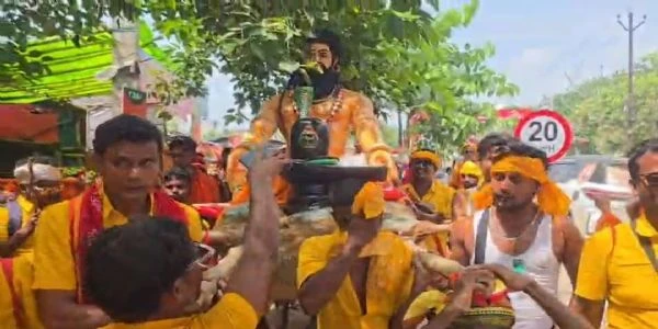 अद्भुत नजारा! 150 किलो के कांवड़ पर 'रावण' को बिठाकर निकले भक्त