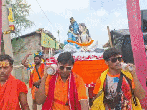 पश्चिम बंगाल के शिव भक्तों ने भागलपुर में खींचा ध्यान, 110 किलो की शिव-पार्वती झांकी के साथ पहुंचे