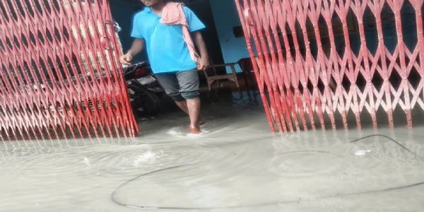 लापरवाही से डूबी करोड़ की सड़क, बारिश ने खोली पोल