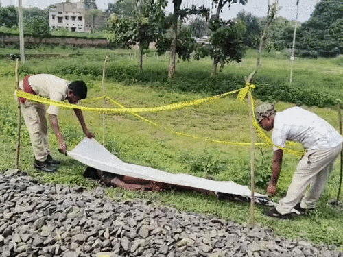 भागलपुर के जगदीशपुर में रेलवे ट्रैक पर मिला अज्ञात युवक का शव, सनसनी
