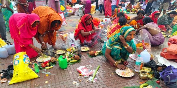 अद्भुत नजारा: सिंह संक्रांति पर गंगा घाटों पर उमड़ी श्रद्धालुओं की भारी भीड़