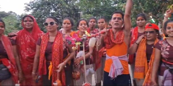 देवघर की अनोखी पैदल यात्रा, 19 बेटियों के साथ निकले गोड्डा के संजीव