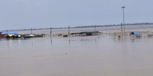 खतरे के निशान से ऊपर गंगा, फिर भी कांवरियों में भारी उत्साह