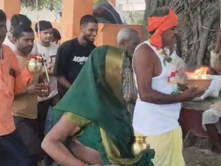 श्रावण मास में बाकुची मेल गांव के लोगों ने सुख-शांति के लिए की विशेष पूजा