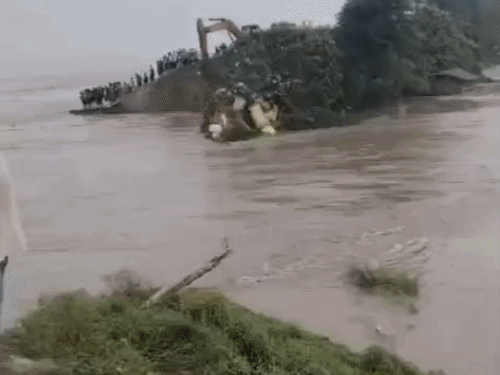 बड़ी खबर: भागलपुर में गंगा नदी का तटबंध टूटा, मंत्री के गांव में घुसा पानी