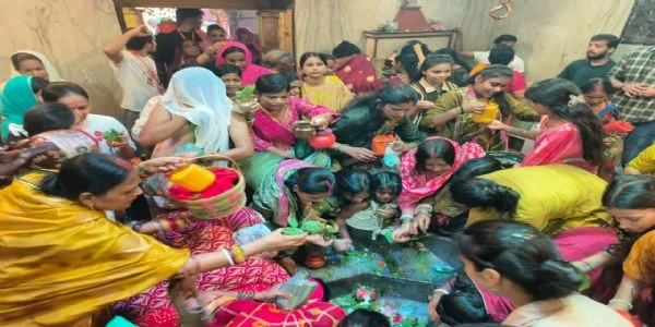 सावन की अंतिम सोमवारी पर शिवालयों में उमड़ी भारी भीड़