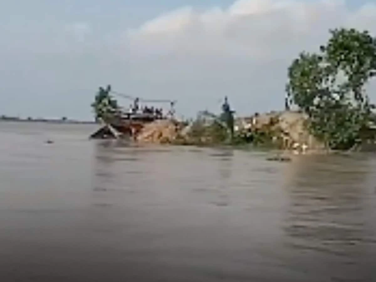 गंगा का तटबंध टूटा: ऊर्जा मंत्री का घर डूबा और बड़ी तबाही!