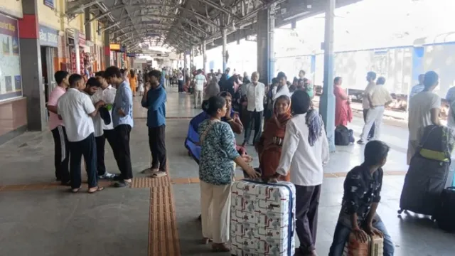 भागलपुर-किउल रेलखंड पर ट्रेनें लेट, यात्रियों की बढ़ी परेशानी