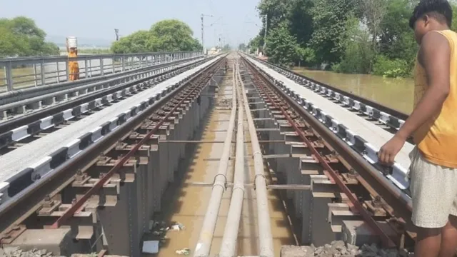 भागलपुर-कieu रेल खंड पर मंडराया बड़ा खतरा, गंगा का जलस्तर बढ़ने से रेलवे हाई अलर्ट पर