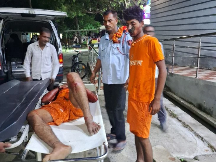 भागलपुर में भयानक सड़क हादसा: अज्ञात वाहन की टक्कर से दो युवक गंभीर रूप से घायल