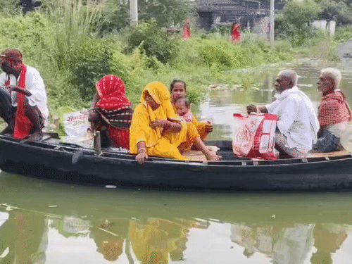 गंगा के बढ़ते जलस्तर से भागलपुर में मची तबाही, तीस हजार लोग हुए बेघर
