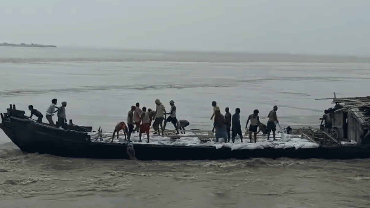 गंगा नदी में डूबी 18 मजदूरों से भरी नाव, छह लोग लापता