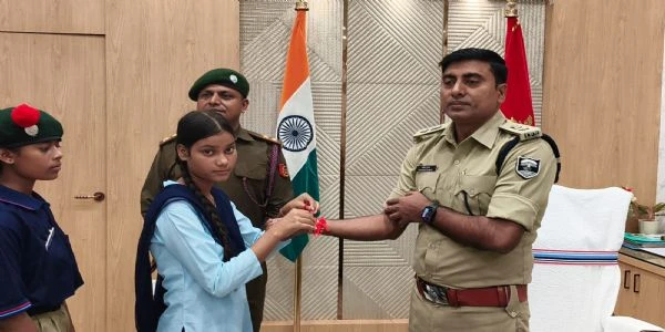 एसएसपी कार्यालय में एनसीसी कैडेट्स ने मनाया रक्षाबंधन