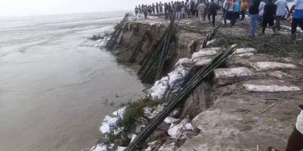 तटबंध टूटा, खरीक के राघोपुर में बाढ़ का पानी घुसा